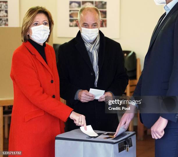 Prime Minister of Rhineland-Palatinate Malu Dreyer casts her vote with her husband Klaus Jensen during the coronavirus pandemic on March 14, 2021 in...