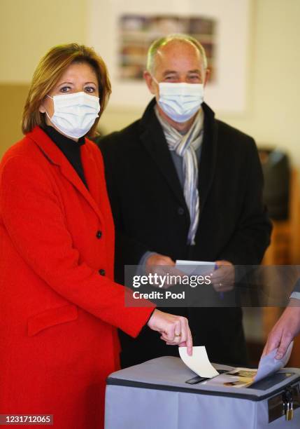 Prime Minister of Rhineland-Palatinate Malu Dreyer casts her vote with her husband Klaus Jensen during the coronavirus pandemic on March 14, 2021 in...