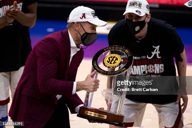 Head coach Nate Oats of the Alabama Crimson Tide hoists the SEC championship trophy after the championship game against the LSU Tigers in the SEC...