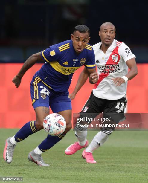 Boca Juniors' Colombian Sebastian Villa drives the ball past River Plate's Uruguayan Nicolas De La Cruz during their Argentine Professional Football...