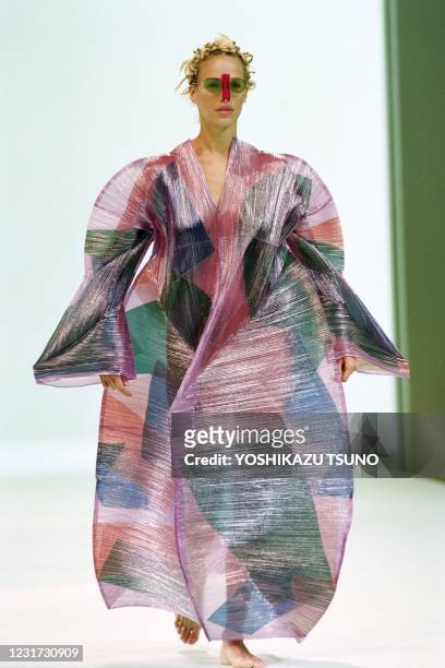 Swedish model Emma Sjöberg displays a Pleats please dress as part of Issey Miyake Spring-Summer 1995 ready-to-wear collection in Paris on November 4,...