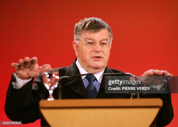 Didier Lombard, PDG de France Télécom s'exprime le 29 juin 2005 à Paris, lors d'une conférence de presse de présentation d'un plan stratégique...