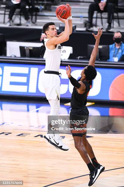 Colorado Buffaloes guard Maddox Daniels shoots over Oregon State guard Gianni Hunt during the championship game of the men's Pac-12 Tournament...