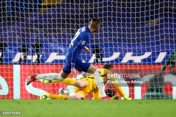 Hakim Ziyech of Chelsea scores the opening goal during the UEFA Champions League Round of 16 match between Chelsea FC and Atletico Madrid at Stamford...
