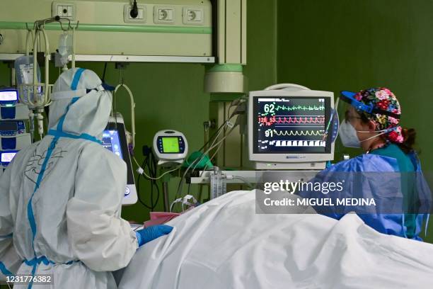 Members of the medical staff wearing personal protective equipment tend to a patient in the Covid-19 intensive care unit of the Bolognini hospital in...