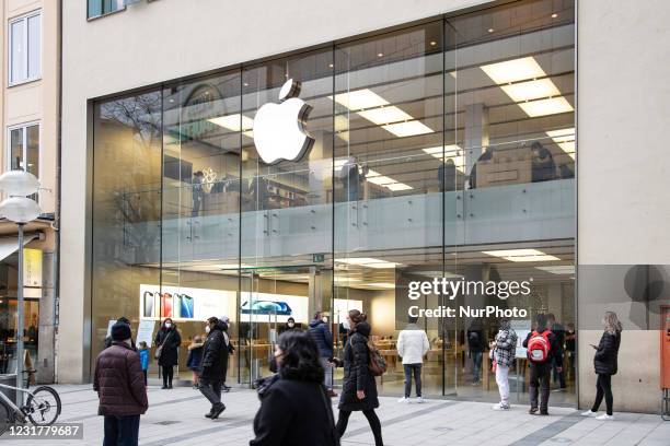 People in the Apple Store. Many people use the occasion on March 16 2021 to shop in Munich downtown. As the incidence is over 50 and is rising, one...