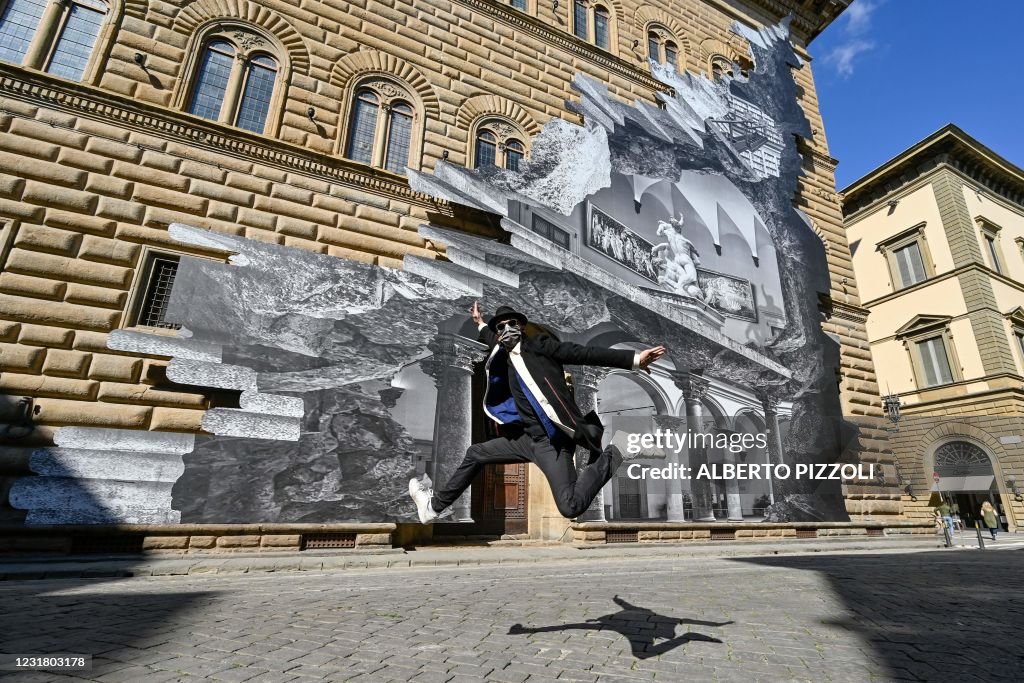 TOPSHOT-ITALY-FRANCE-HEALTH-VIRUS-ART-JR-FLORENCE