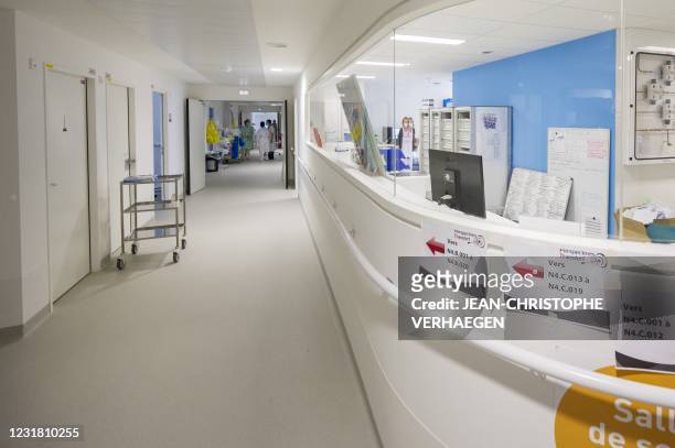 Picture taken on March 19 in Epinal, northeastern France shows a desk and a corridor of the new hospital Emile-Durkheim.