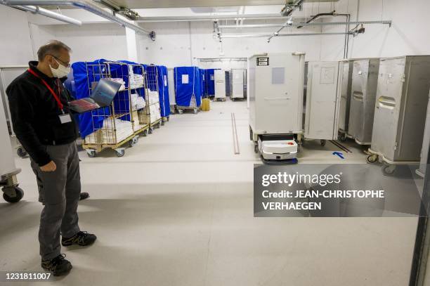 Picture taken on March 19 in Epinal, northeastern France shows a conveying robot at the new Emile-Durkheim hospital.