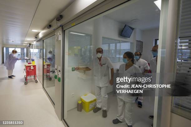 Picture taken on March 19 in Epinal, northeastern France shows nurses holding a meeting at the resuscitation unit of the new Emile-Durkheim hospital.