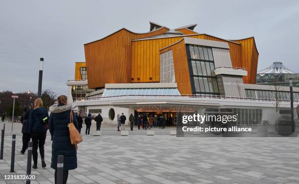 March 2021, Berlin: People wait outside the Berlin Philharmonie. A test concert with chief conductor Petrenko is taking place in the concert hall...