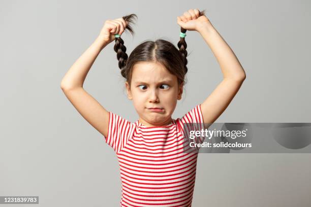 fille de squint - grimace de pitre photos et images de collection