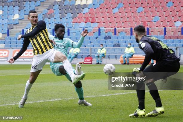 Oussama Darfalou of Vitesse, Leeroy Owusu of Willem II, Willem II goalkeeper Aro Muric during the Dutch Eredivisie match between Vitesse and Willem...