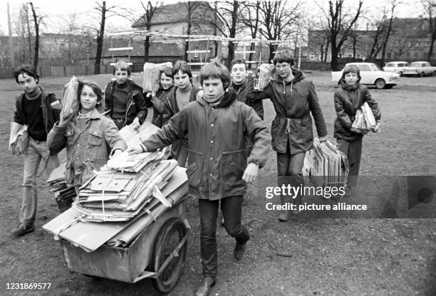 November 1981, Saxony, Delitzsch: Pupils collecting waste paper and cardboard at the Comenius secondary school in Delitzsch at the end of 1981. Exact...