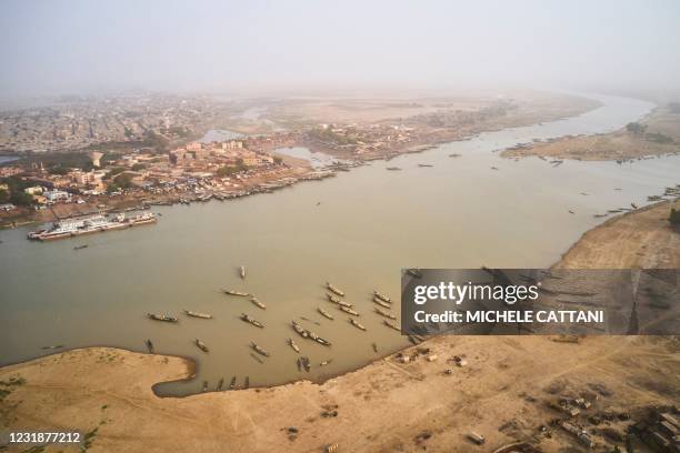An aerial view shows the port of Mopti on March 16, 2021. - Situated In the Inner Niger Delta region of Mali, Mopti lies between the confluence of...