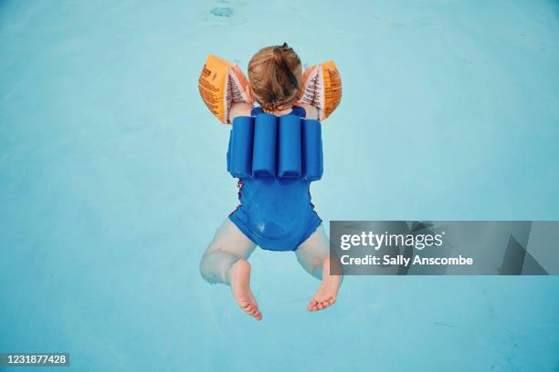 child swimming in a pool - sport armbinde stock-fotos und bilder