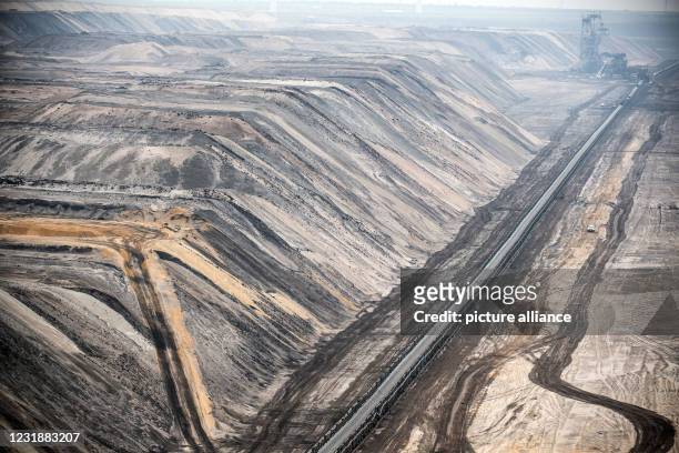 March 2021, North Rhine-Westphalia, Jüchen: A car drives in the Garzweiler opencast lignite mine. The state government wants to make its lead...