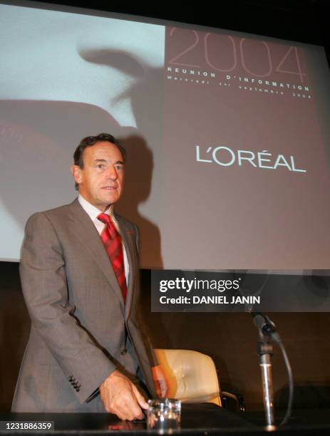 Le PDG de la société L'Oréal, Lindsay Owen-Jones, arrive pour présenter les résultats du premier semestre 2004 du groupe français de cosmétiques, le...