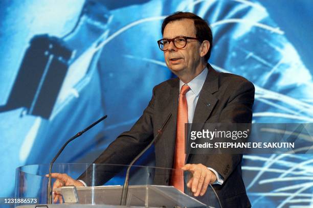 Le PDG du groupe Renault Louis Schweitzer tient une conférence de presse, le 02 juin 2004 au centre technique du constructeur automobile français à...