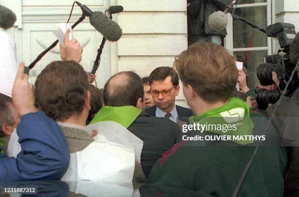 Le PDG de Renault, Louis Schweitzer , est assailli par les journalistes, photographes, caméramen et les représentants de syndicats, le 1er mars à...