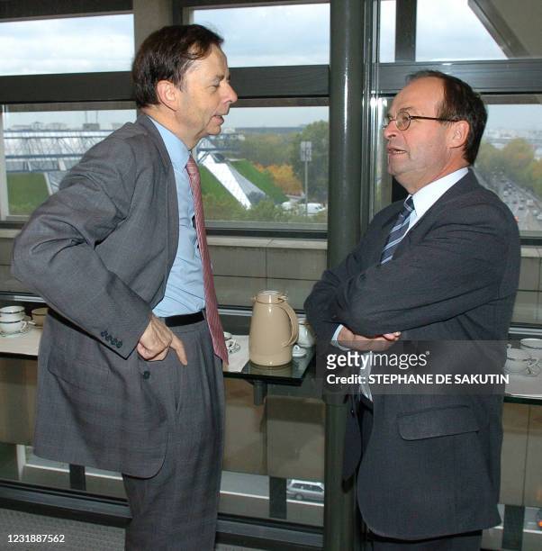 Le PDG de Renault Louis Schweitzer discute avec son homologue de PSA Martin Foltz, le 29 octobre 2004 au ministère des Finances à Paris, avant de...