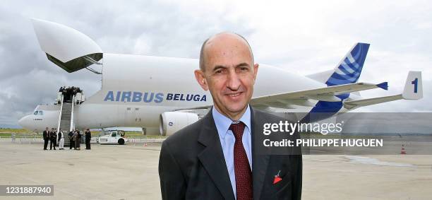 Le PDG d'Airbus et co-président d'EADS Louis Gallois pose devant un avion cargo Beluga, le 30 juin 2007 sur l'aéroport d'Albert Picardie près...