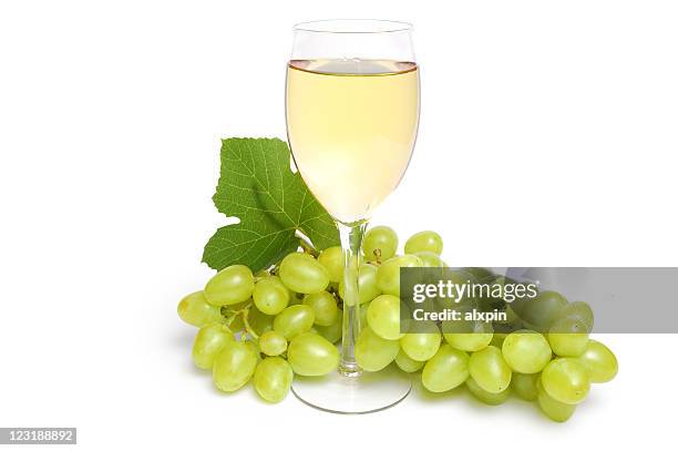 glass with wine and grape cluster - chardonnay grape 個照片及圖片檔