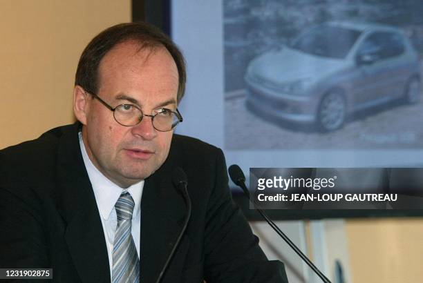 Le président du groupe automobile PSA Peugeot Citroën Jean-Martin Folz s'exprime, le 24 juillet 2003 à Paris, lors de la présentation des résultats...