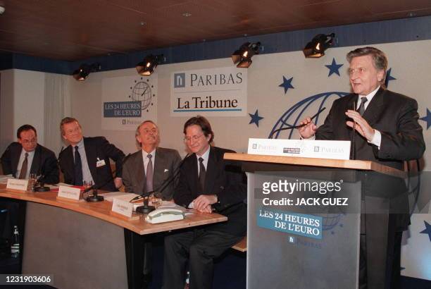 Le gouverneur de la Banque de France Jean-Claude Trichet prononce un discours sous le regard du président du directoire de PSA Peugeot Citroën,...
