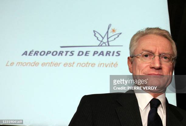 Le président d'Aéroports de Paris Pierre Graff pose, le 02 juin 2005 à la Tour Eiffel de Paris, lors de la présentation de la nouvelle identité...