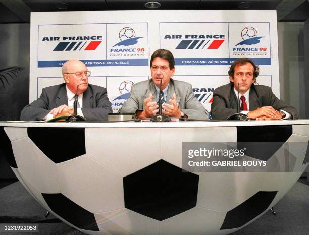 Les co-présidents du Comité français d'organisation de la Coupe du monde de football 1998, Fernand Sastre et Michel Platini , et le PDG du groupe Air...