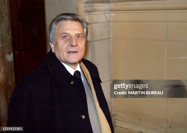 Le gouverneur de la Banque de France et ancien directeur du Trésor Jean-Claude Trichet arrive le 07 janvier 2003 au palais de justice de Paris, au...