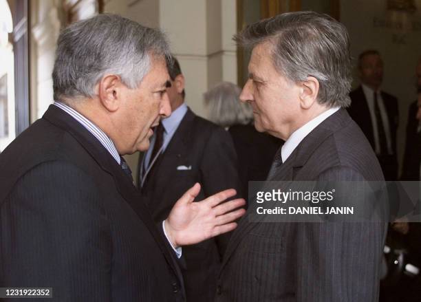 Le gouverneur de la Banque de France, Jean-Claude Trichet et l'ancien ministre de l'Economie et des Finances Dominique Strauss-Kahn, s'entretiennent,...