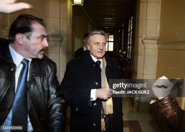 Le gouverneur de la Banque de France et ancien directeur du Trésor Jean-Claude Trichet , arrive le 07 janvier 2003 au palais de justice de Paris, au...