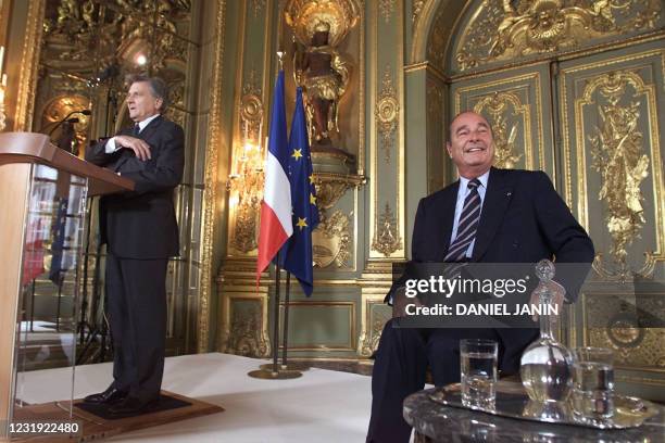 Le gouverneur de la Banque de France, Jean-Claude Trichet , au côté du président Jacques Chirac, s'exprime, le 29 mai 2000 à Paris, lors d'une...