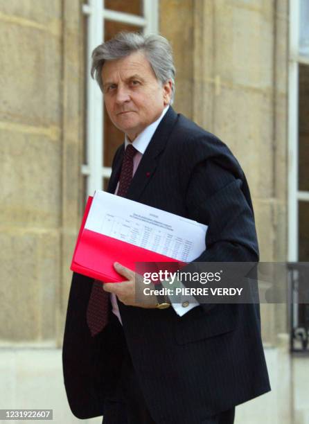 Le gouverneur de la Banque de France Jean-Claude Trichet arrive, le 17 juillet 2002 au Palais de l'Elysée à Paris, pour un entretien avec le...