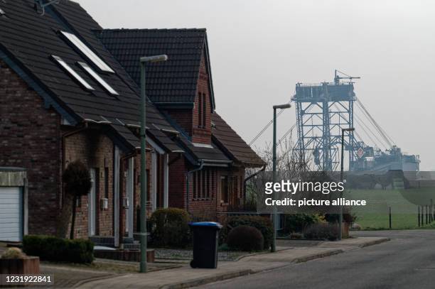 March 2021, North Rhine-Westphalia, Keyenberg: A lignite excavator can be seen on the edge of the village of Keyenberg, which is to make way for the...