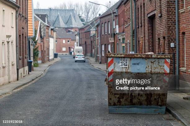 March 2021, North Rhine-Westphalia, Keyenberg: A container with old furniture stands in the village of Keyenberg, which is to make way for the...