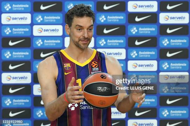 Spanish pivot Pau Gasol poses during his official presentation as new player of FC Barcelona Basket at the Palau Blaugrana in Barcelona on March 25,...