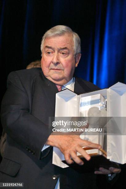 Pierre Bellon, PDG de la Sodexho Alliance, pose le 16 janvier 2003 à Paris, alors qu'il vient de recevoir le trophée EDC "Ethique et Gouvernance" de...