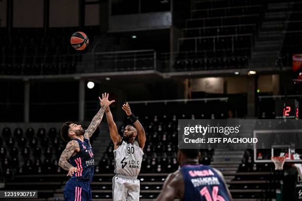 Lyon-Villeurbanne's US guard Norris Cole challenges for the ball with Real Madrid's Swedish forward Jeffery Taylor during the Euroleague basketball...