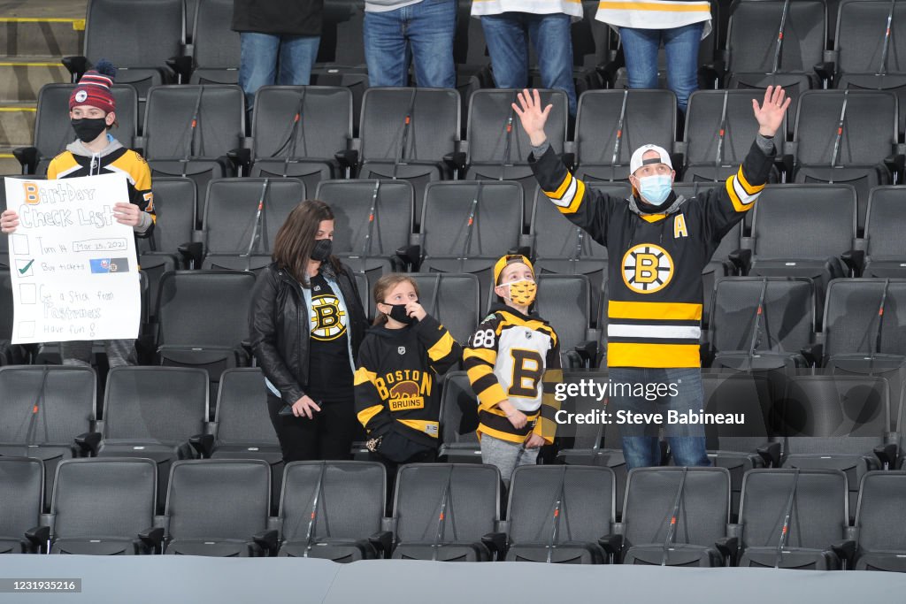 New York Islanders v Boston Bruins