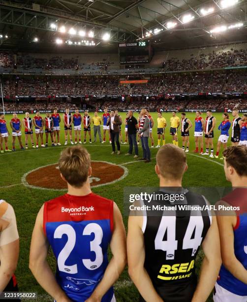 Garry Lyon, Tony Lockett and Stewart Loewe address players and the crowd in honour of Danny Frawley during the 2021 AFL Round 02 match between the St...