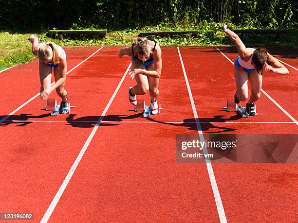 female athletes starting - sprinting stock pictures, royalty-free photos & images