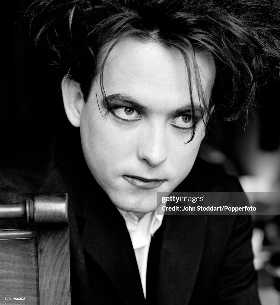 Robert Smith of The Cure during the video shoot for their song...  Fotografía de noticias - Getty Images