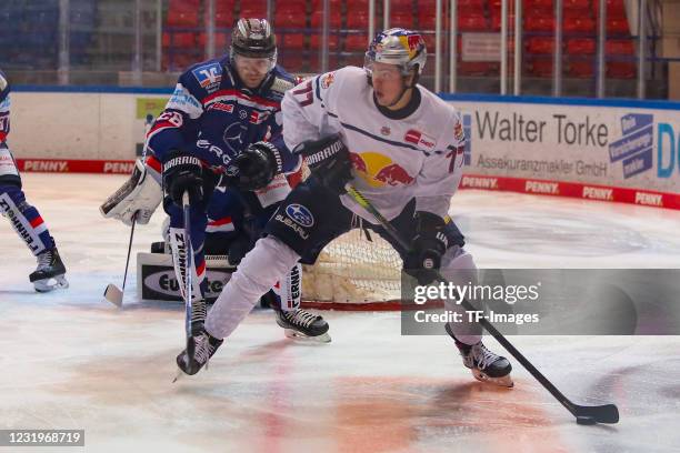 John-Jason Peterk of EHC Red Bull Muenchen and Griffin Reinhart of Iserlohn Roosters battle for the puck during the DEL match between Iserlohn...