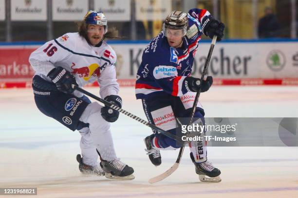 Steve Whitney of Iserlohn Roosters and Konrad Abeltshauser of EHC Red Bull Muenchen battle for the puck during the DEL match between Iserlohn...