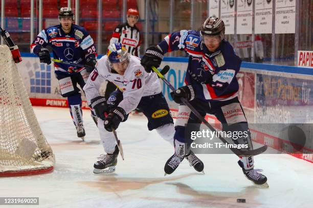 Jake Weidner of Iserlohn Roosters and Maximilian Daubner of EHC Red Bull Muenchen battle for the puck during the DEL match between Iserlohn Roosters...