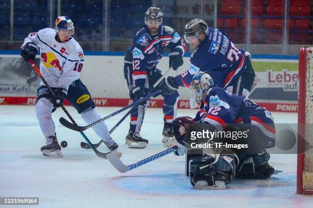 Justin Schuetz of EHC Red Bull Muenchen and Andreas Jenike of Iserlohn Roosters with a chance to score during the DEL match between Iserlohn Roosters...