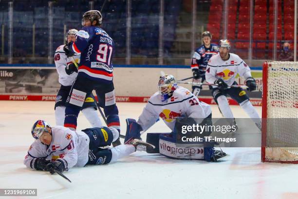 Brody Sutter of Iserlohn Roosters, Philip Gogulla of EHC Red Bull Muenchen un dDanny aus den Birken of EHC Red Bull Muenchen in front of the goal...